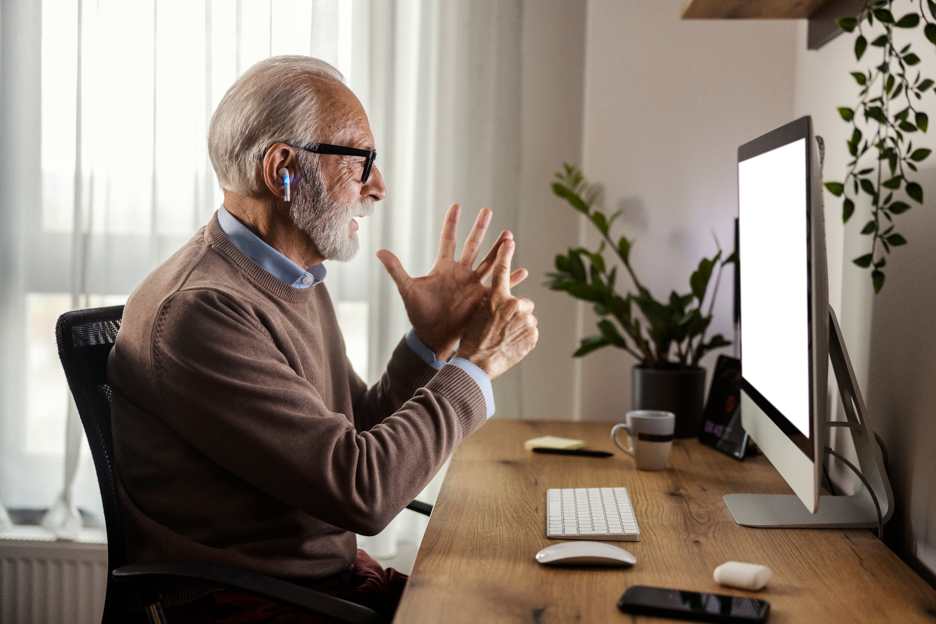 Idoso em videoconferência no home office