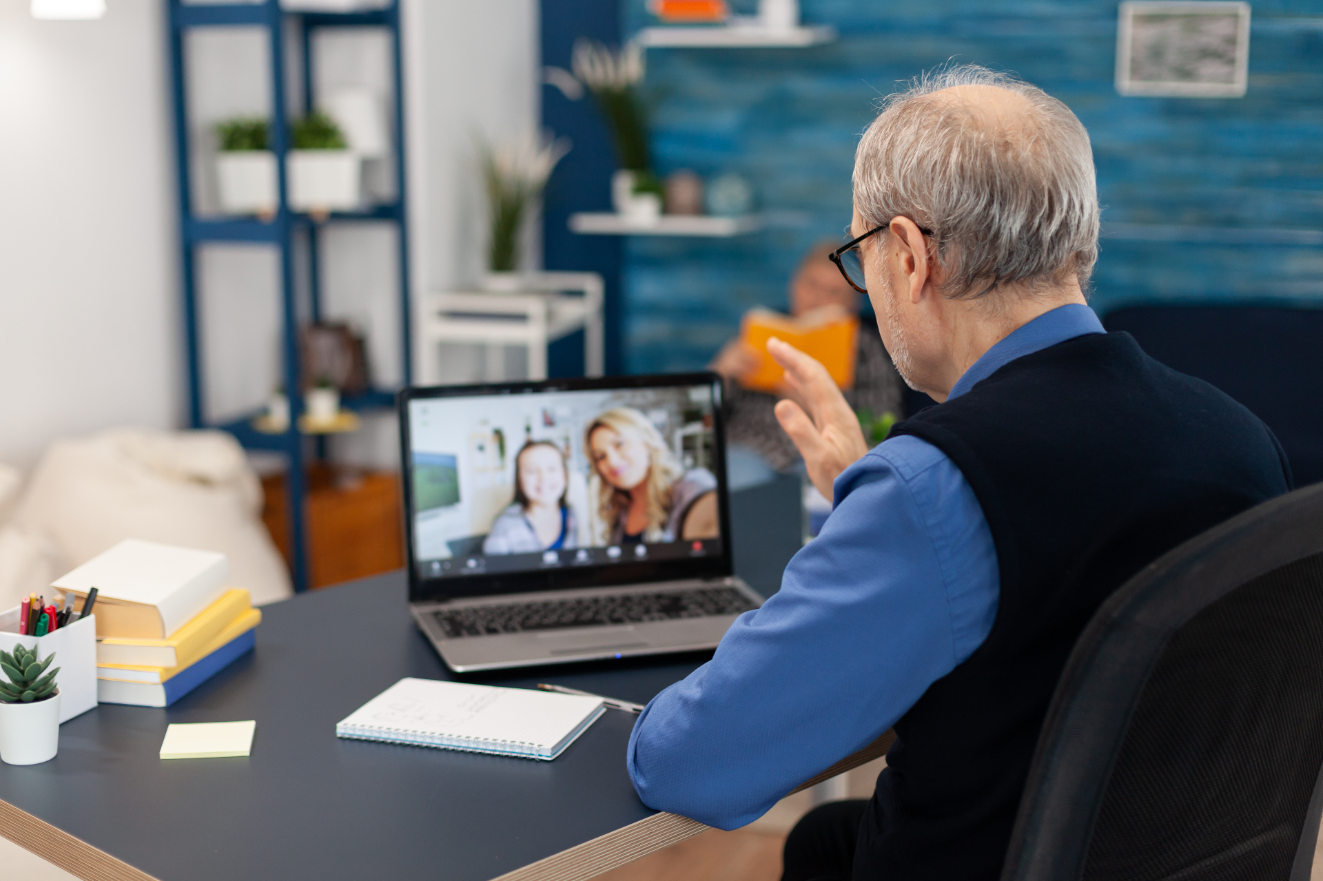 Avô conversando com a família por vídeo